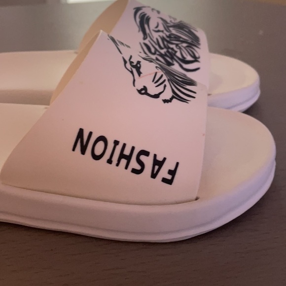 White slides Leo - Picture 4 of 4